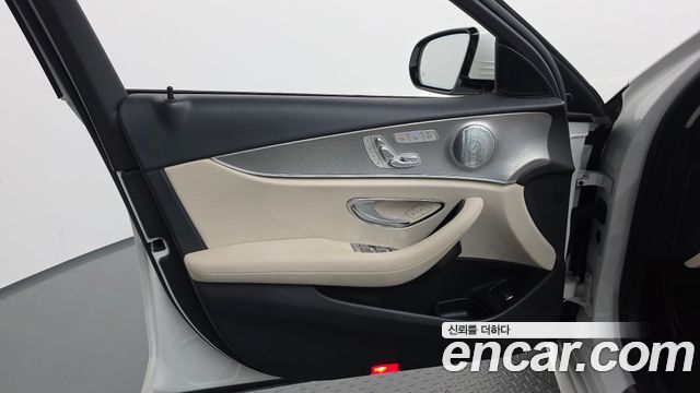 Mercedes-Benz E-Class 2019 — photo 14