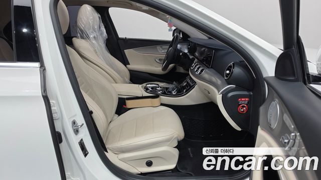 Mercedes-Benz E-Class 2019 — photo 16