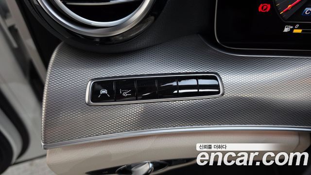 Mercedes-Benz E-Class 2019 — photo 36