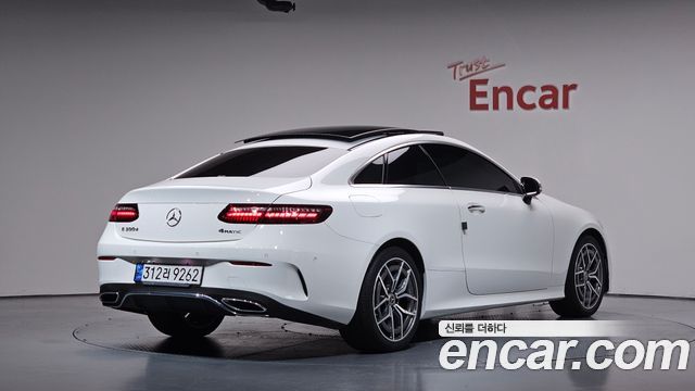 Mercedes-Benz E-Class 2022 — photo 2