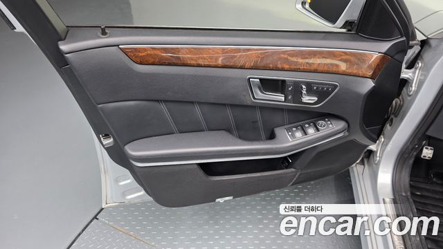 Mercedes-Benz E-Class 2016 — photo 14