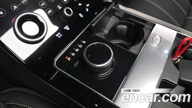 Land Rover Range Rover Velar 2019 — photo 12