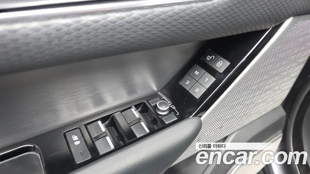 Land Rover Range Rover Velar 2019 — photo 30