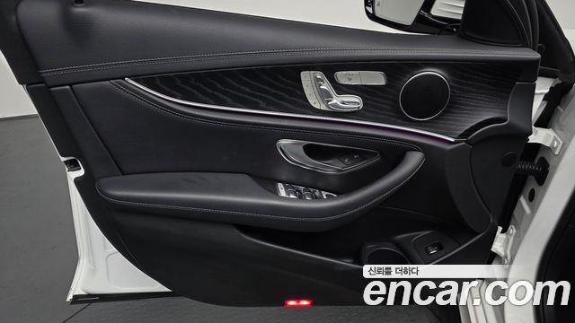 Mercedes-Benz E-Class 2021 — photo 14