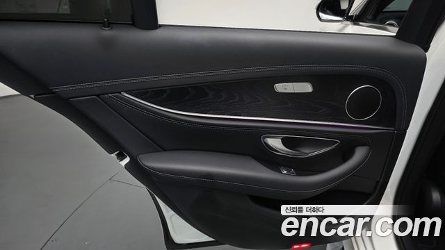 Mercedes-Benz E-Class 2021 — photo 15