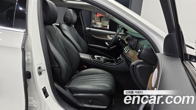 Mercedes-Benz E-Class 2020 — photo 17