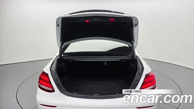 Mercedes-Benz E-Class 2020 — photo 26