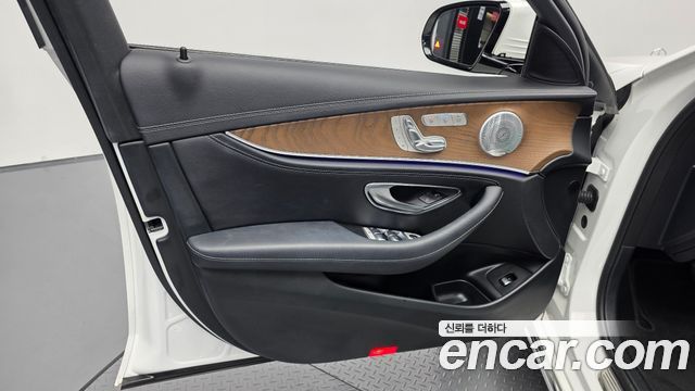 Mercedes-Benz E-Class 2020 — photo 14