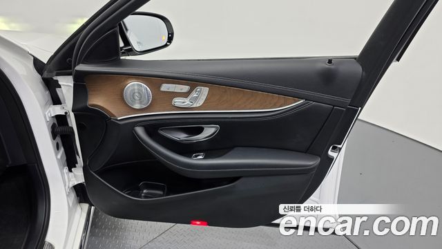 Mercedes-Benz E-Class 2020 — photo 15