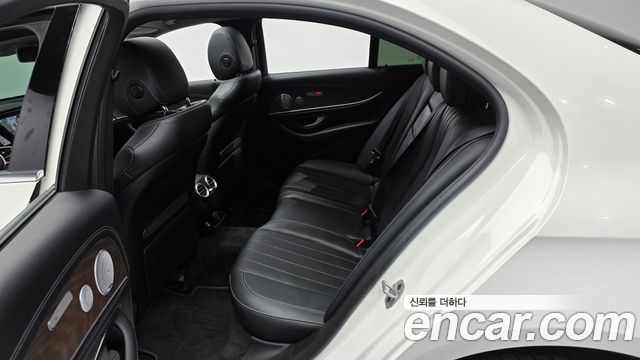Mercedes-Benz E-Class 2020 — photo 16