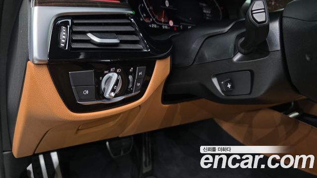 BMW 5-Series 2022 — photo 18
