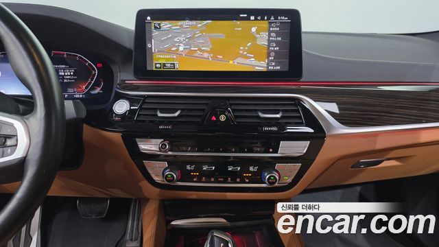 BMW 5-Series 2022 — photo 20