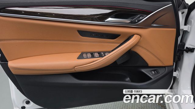 BMW 5-Series 2022 — photo 14