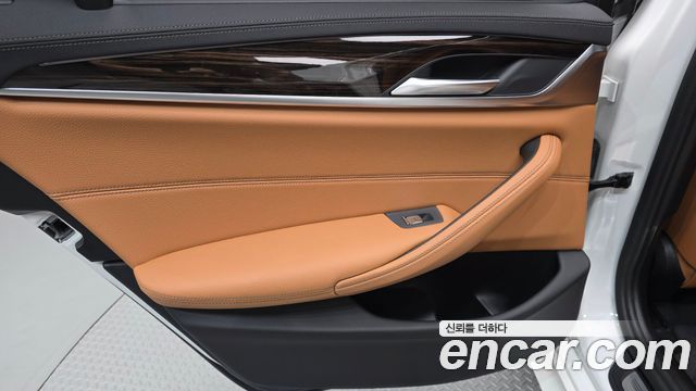 BMW 5-Series 2022 — photo 15