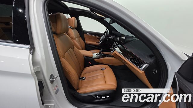 BMW 5-Series 2022 — photo 16