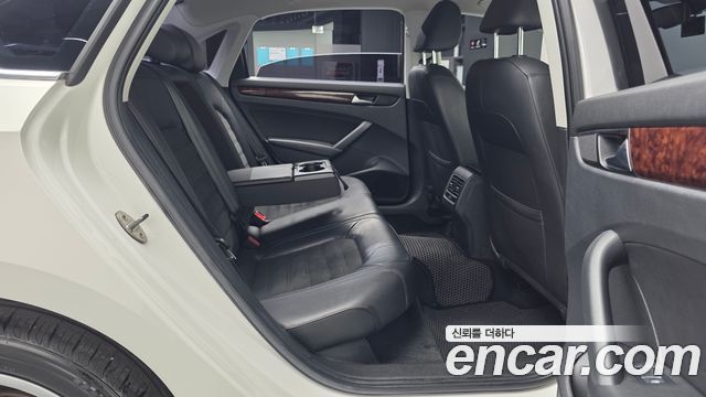 Volkswagen Passat 2013 — photo 12