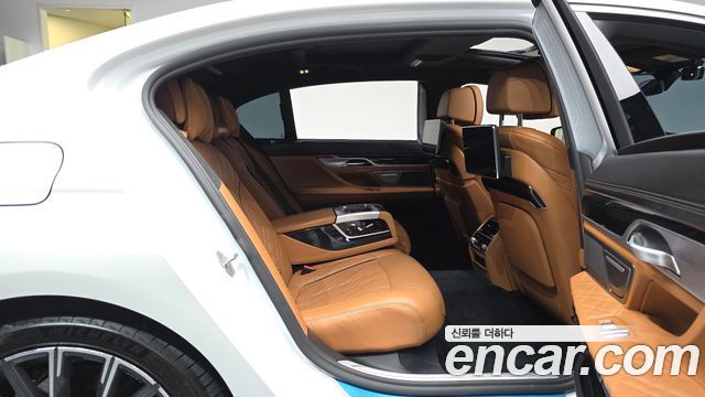 BMW 7-Series 2021 — photo 17