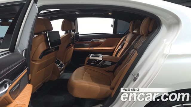 BMW 7-Series 2021 — photo 18