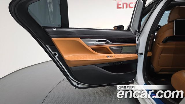 BMW 7-Series 2021 — photo 15