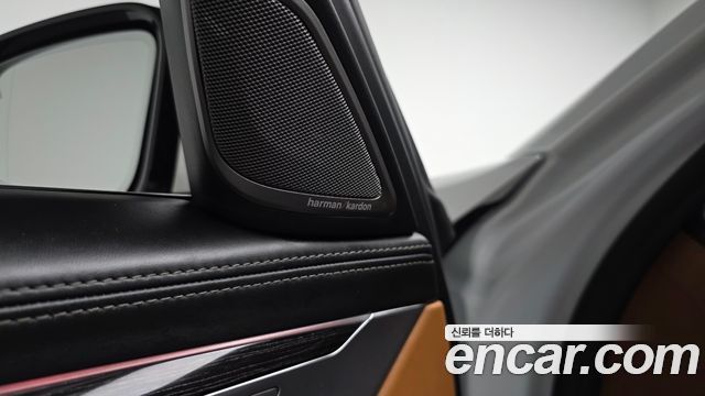 BMW 7-Series 2021 — photo 35