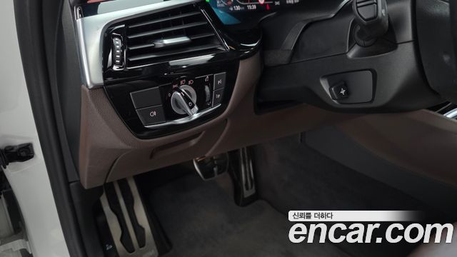 BMW 5-Series 2021 — photo 14