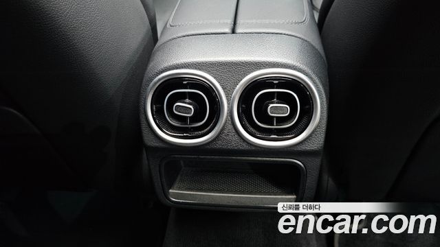 Mercedes-Benz C-Class 2023 — photo 27