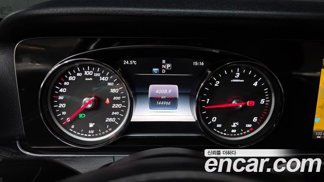 Mercedes-Benz E-Class 2017 — photo 8