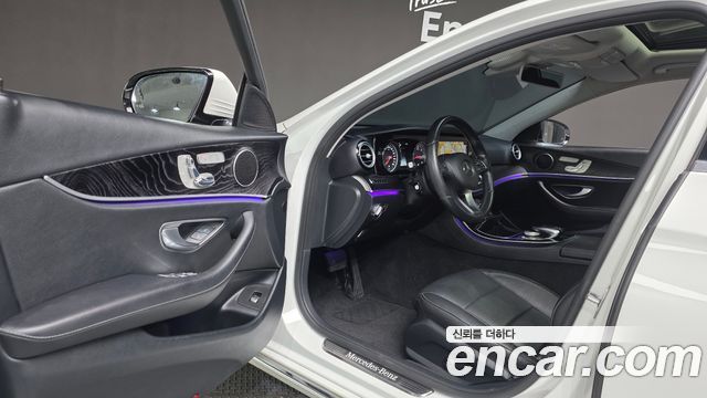 Mercedes-Benz E-Class 2017 — photo 10