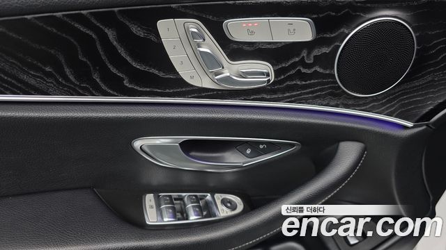 Mercedes-Benz E-Class 2017 — photo 11