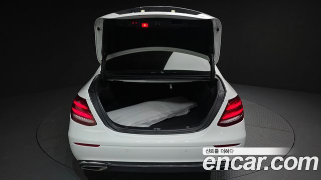 Mercedes-Benz E-Class 2017 — photo 18
