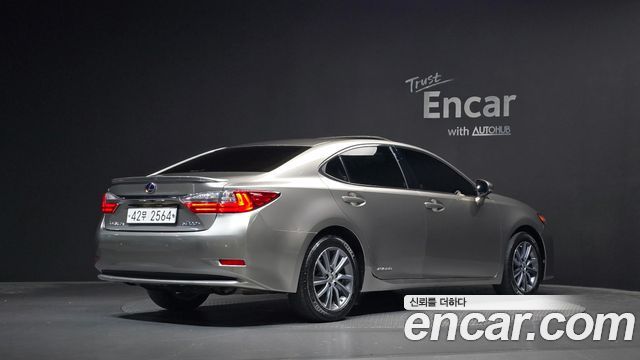 Lexus ES 2017 — photo 2