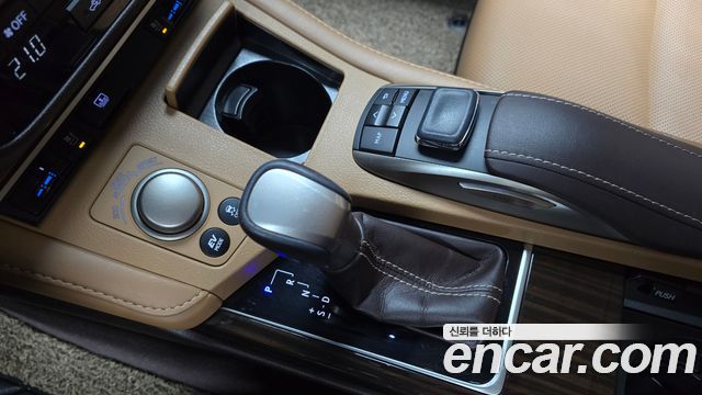Lexus ES 2017 — photo 12