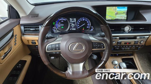 Lexus ES 2017 — photo 18