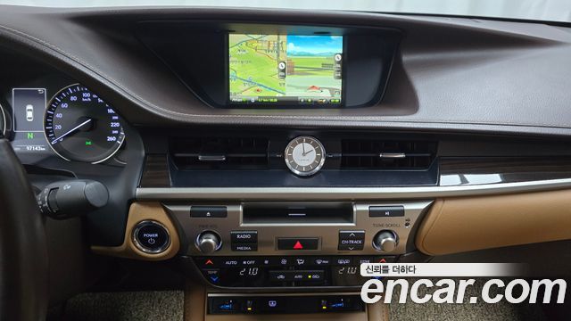 Lexus ES 2017 — photo 19