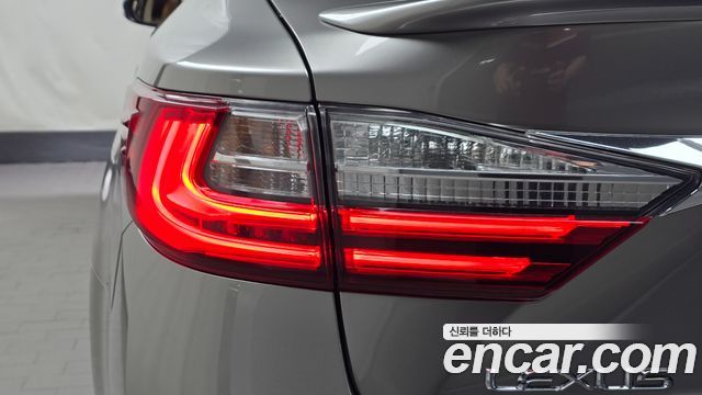 Lexus ES 2017 — photo 9