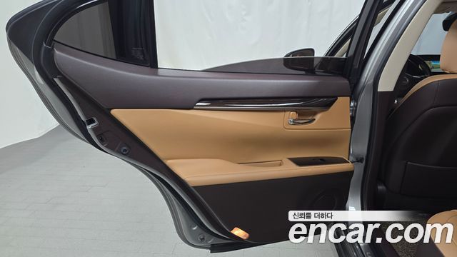 Lexus ES 2017 — photo 15