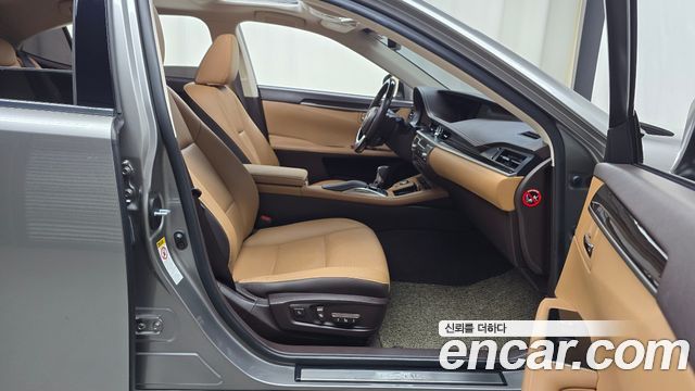 Lexus ES 2017 — photo 16