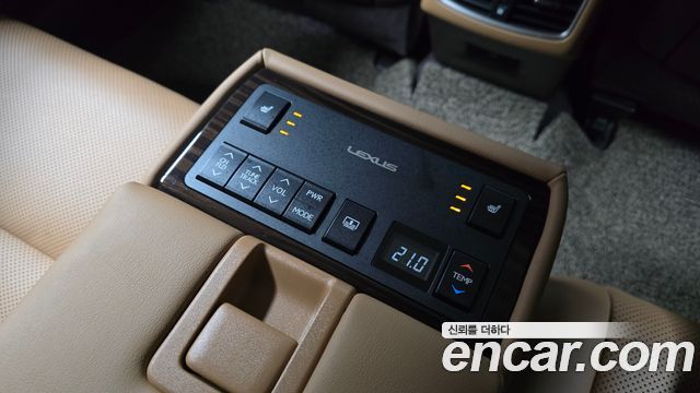 Lexus ES 2017 — photo 28