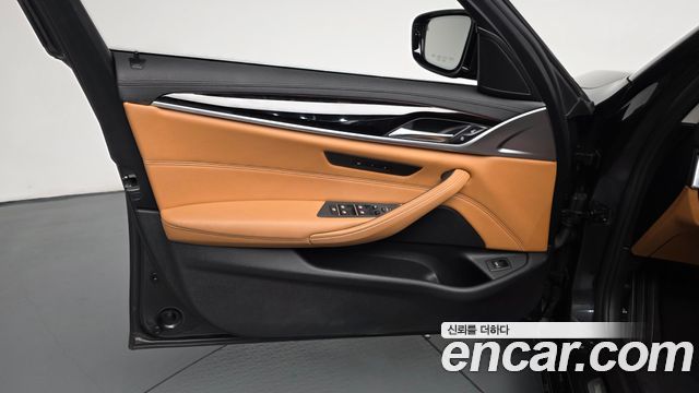 BMW 5-Series 2020 — photo 14
