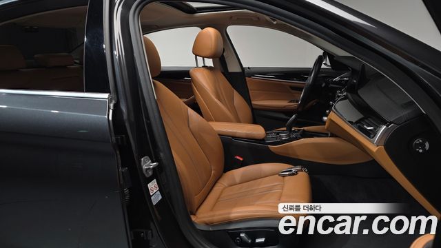 BMW 5-Series 2020 — photo 16