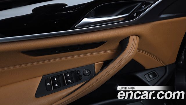 BMW 5-Series 2020 — photo 29