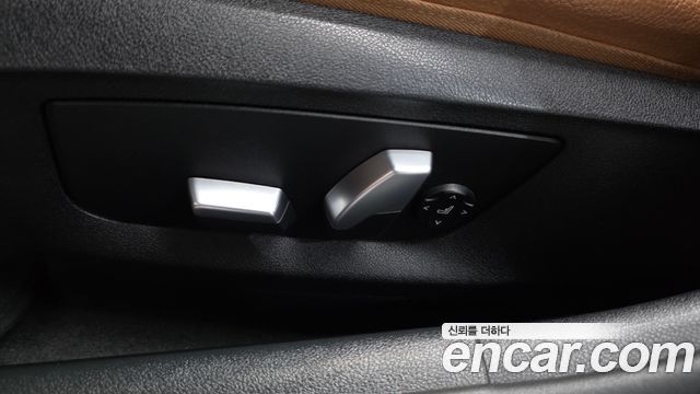 BMW 5-Series 2020 — photo 32