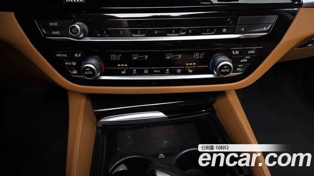 BMW 5-Series 2020 — photo 34