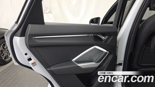 Audi Q3 2020 — photo 15