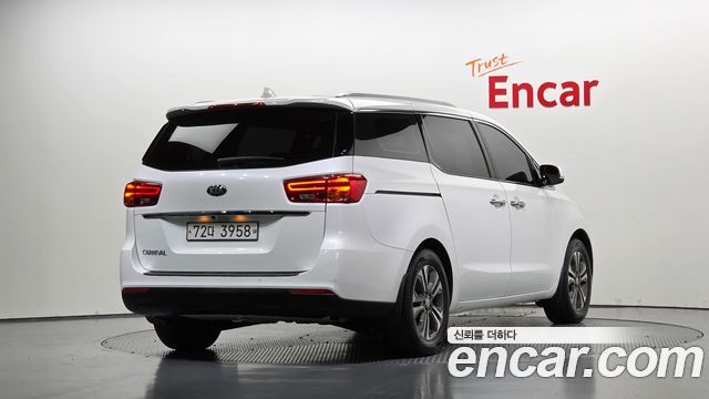 Kia Canival 2019 — photo 2