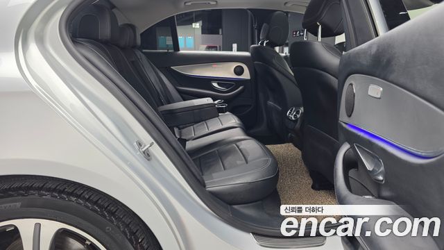 Mercedes-Benz E-Class 2019 — photo 12