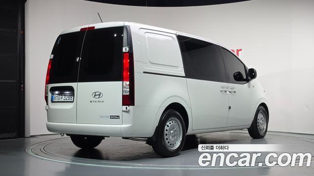 Hyundai Staria 2025 — photo 2