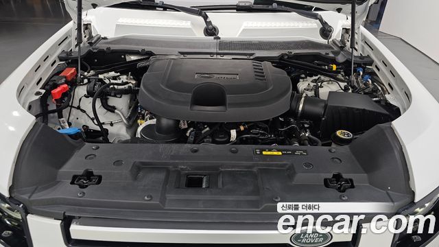 Land Rover Defender 2023 — photo 6