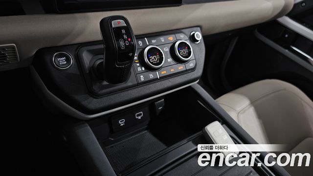 Land Rover Defender 2023 — photo 9