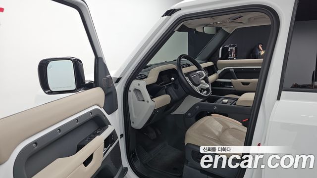 Land Rover Defender 2023 — photo 10